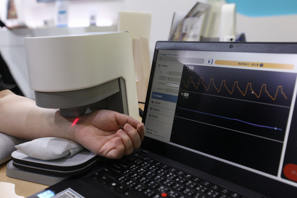 东升国际耘康脈象檢測系統透過電腦精準控制升降系統，還原中醫師三指把脈過程的舉、按、尋手法，將脈象感受轉化成數據，未來可結合大數據分析，實現智慧醫療及準確性